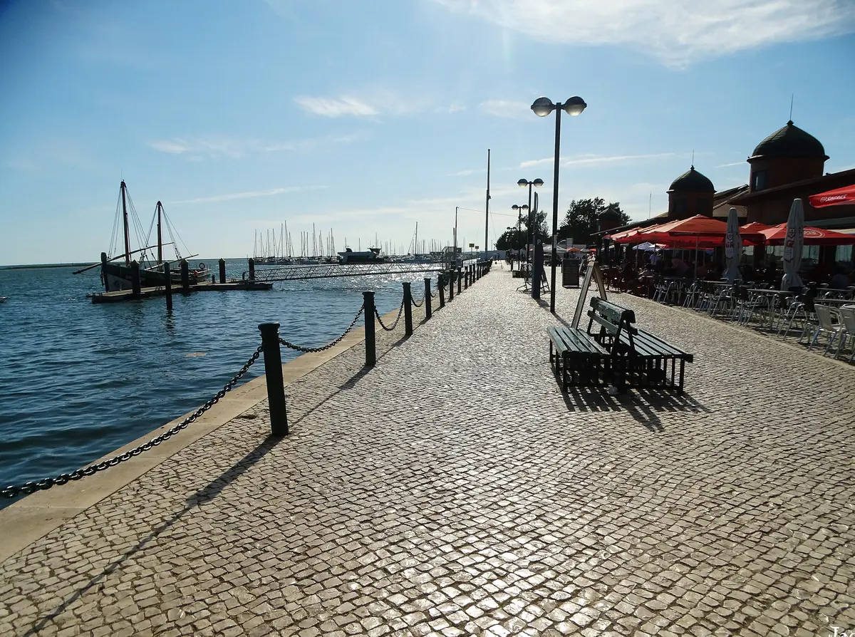 Passeio ribeirinho junto aos mercados