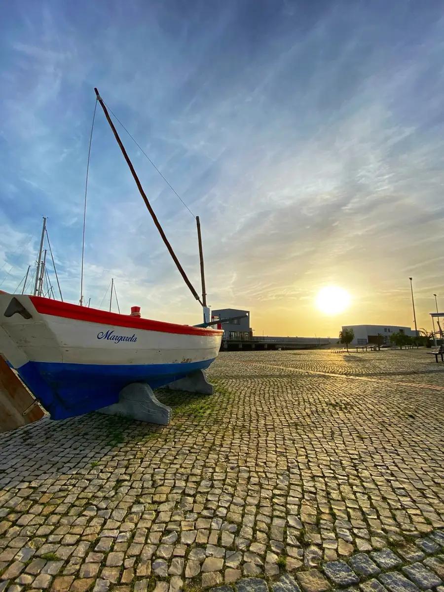 Barco em terra ao pôr do sol