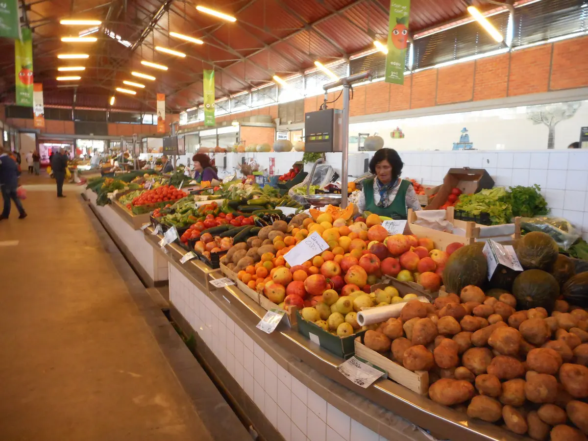 Bancas de fruta dentro do Mercado de Olhão