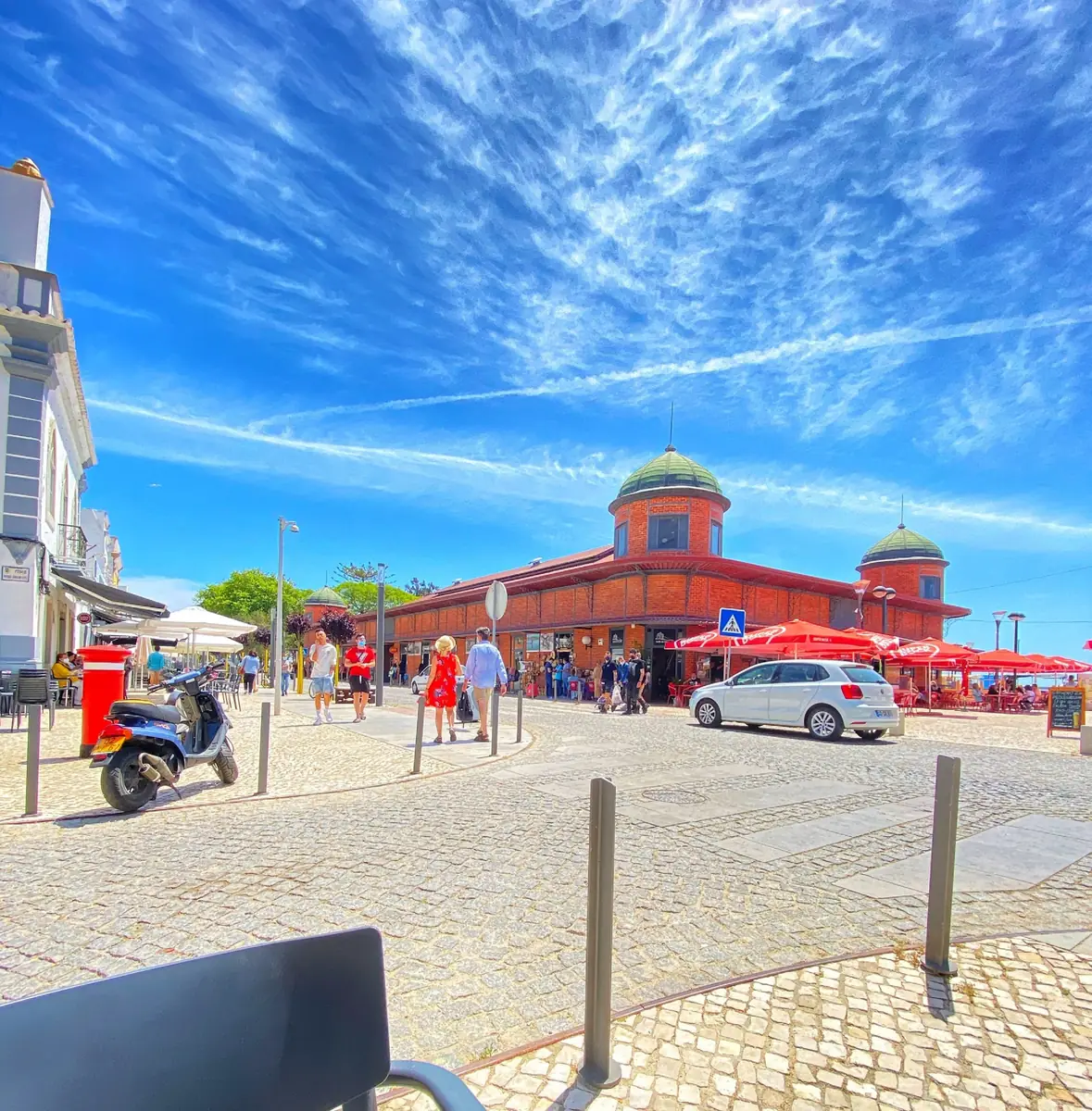 Os Mercados de Olhão vistos da praça, num dia de sol