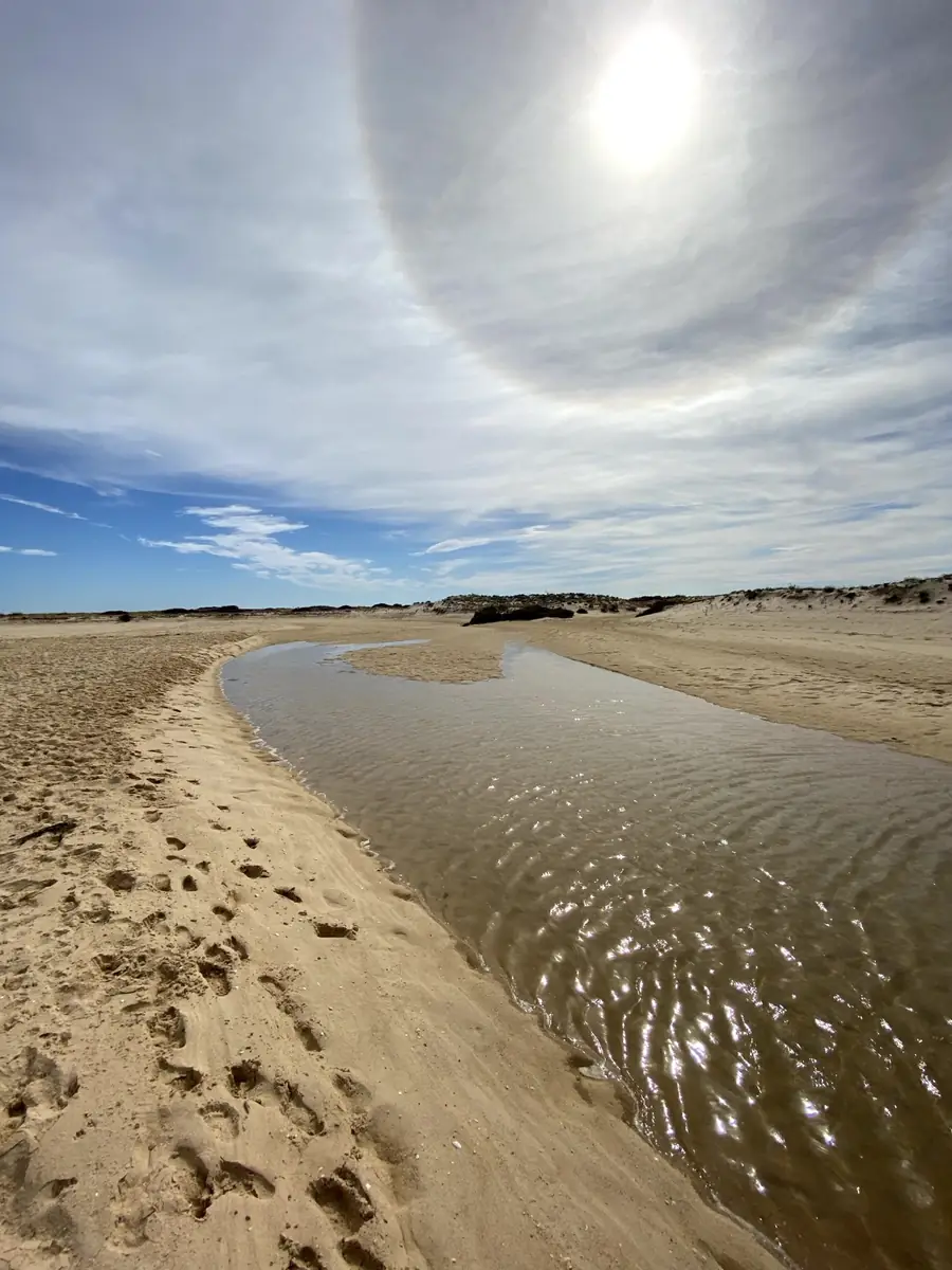 Praia da ilha com halo à volta do sol